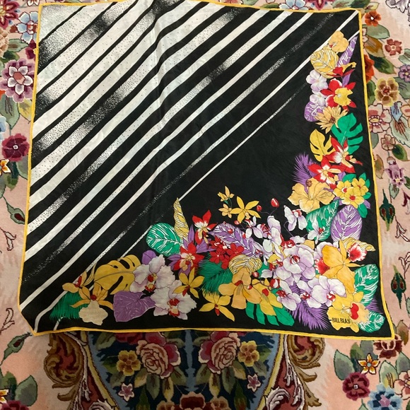 Scarf, Silk Bill Blass - Picture 2 of 4